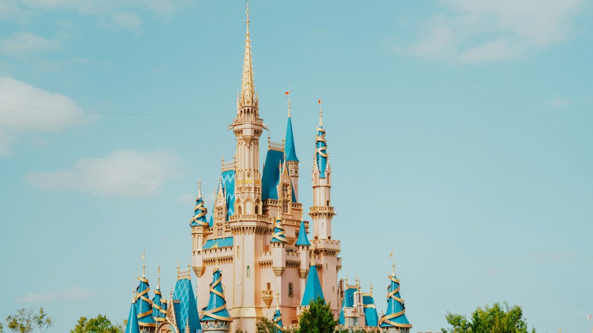Filho de Ivete Sangalo curte a Disney, enquanto fãs debatem quais atrações “pular” no parque